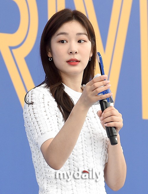 金妍儿白衣蓝裤造型出席活动