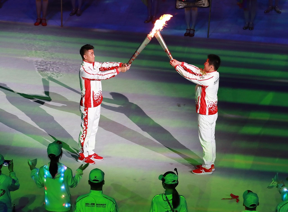 军运会刘玉栋点燃主火炬
