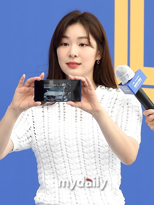 金妍儿白衣蓝裤造型出席活动