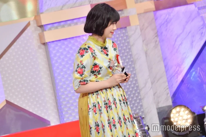 福原爱挺孕肚领奖 蓬松裙装可爱十足