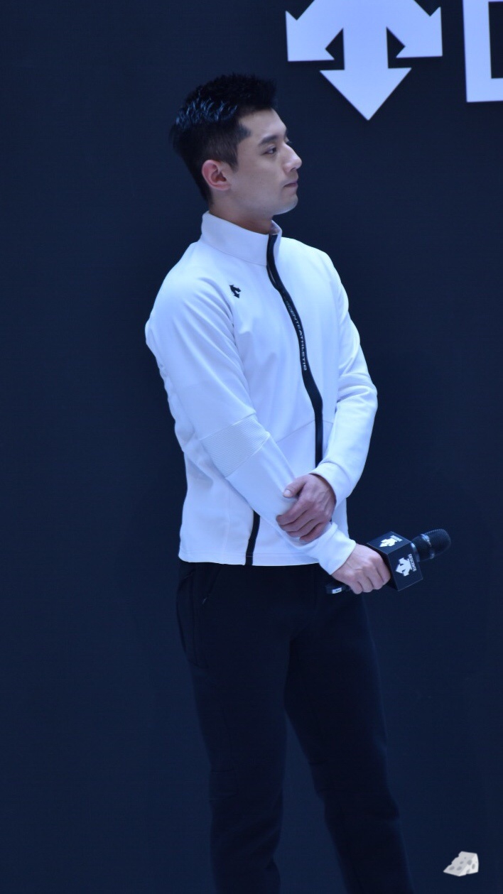 张继科着白色运动衣帅气十足