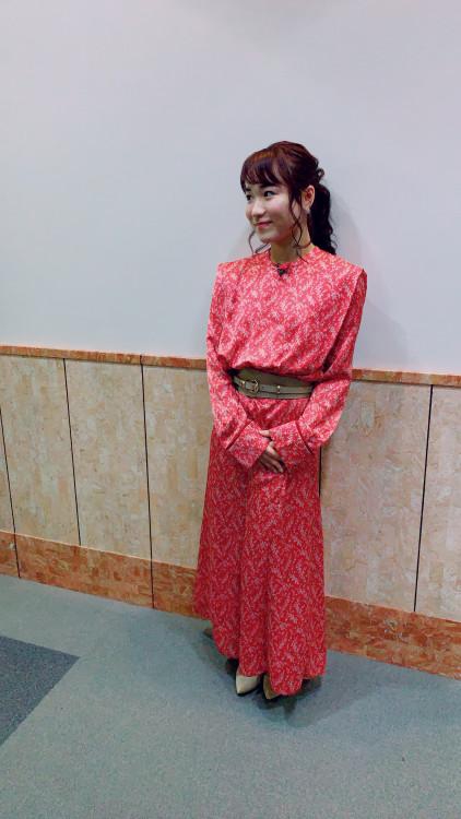 伊藤美诚穿红裙录制电视节目