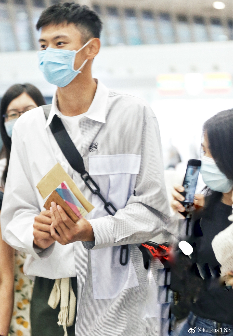 宁泽涛现身机场穿搭时尚似超模