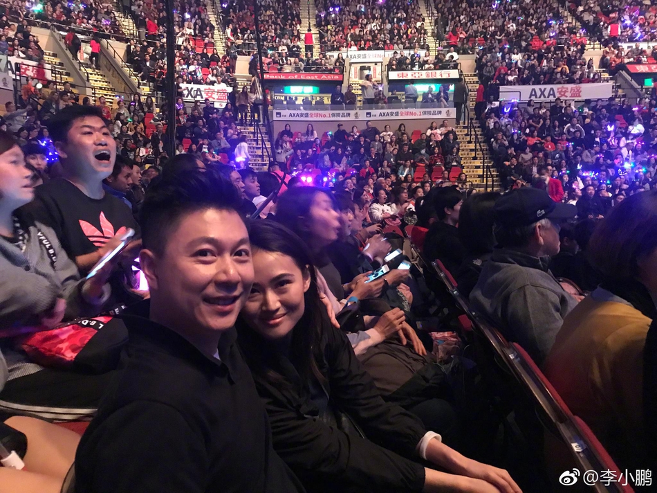 李小鹏夫妇现身刘德华演唱会