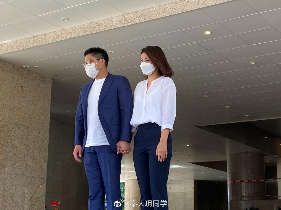 霍启刚参选香港立法会换届选举 郭晶晶露面支持