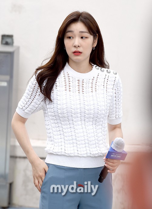 金妍儿白衣蓝裤造型出席活动