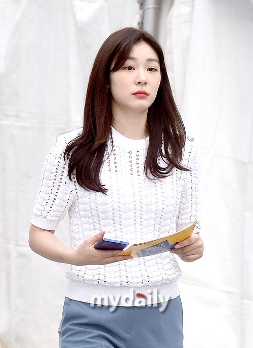 金妍儿白衣蓝裤造型出席活动