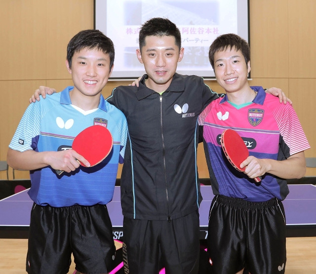 张继科与张本智和水谷隼合影