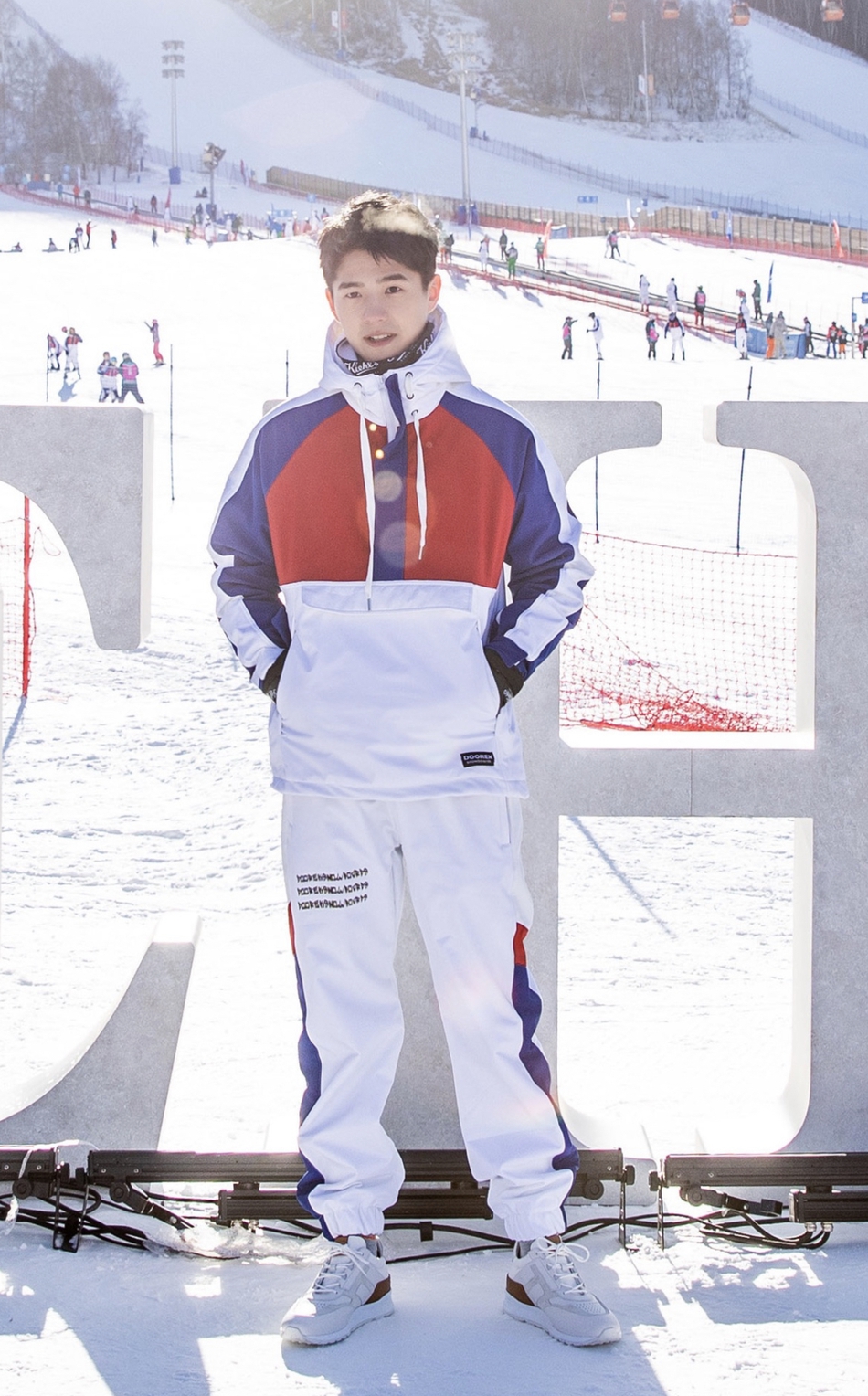 刘昊然滑雪少年感十足