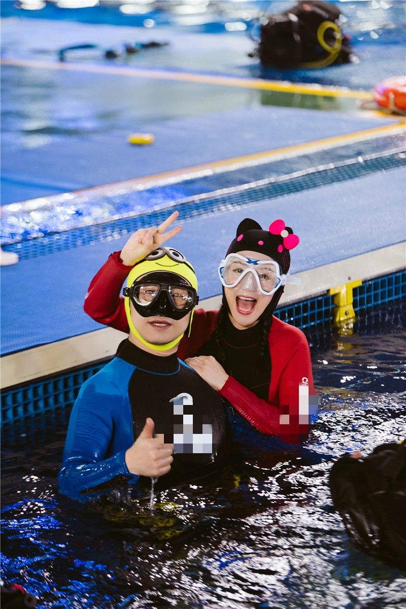 汪峰章子怡潜水搞怪撒糖