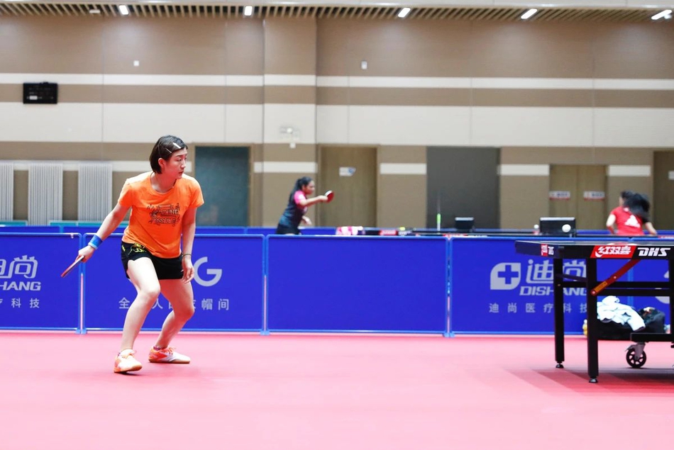 世界杯马琳戴口罩与陈梦对练