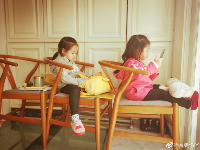 杨威晒杨阳洋带妹妹锻炼照片