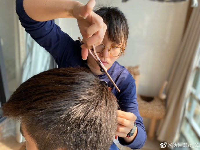 傅园慧变身理发师