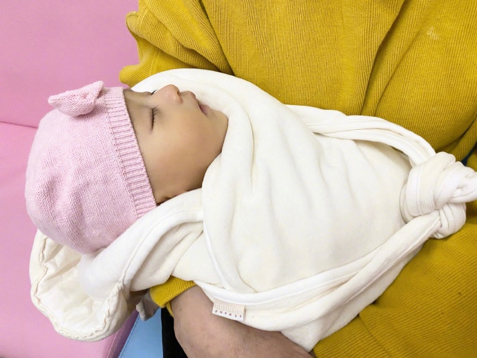 何雯娜生产梁超陪伴温馨有爱