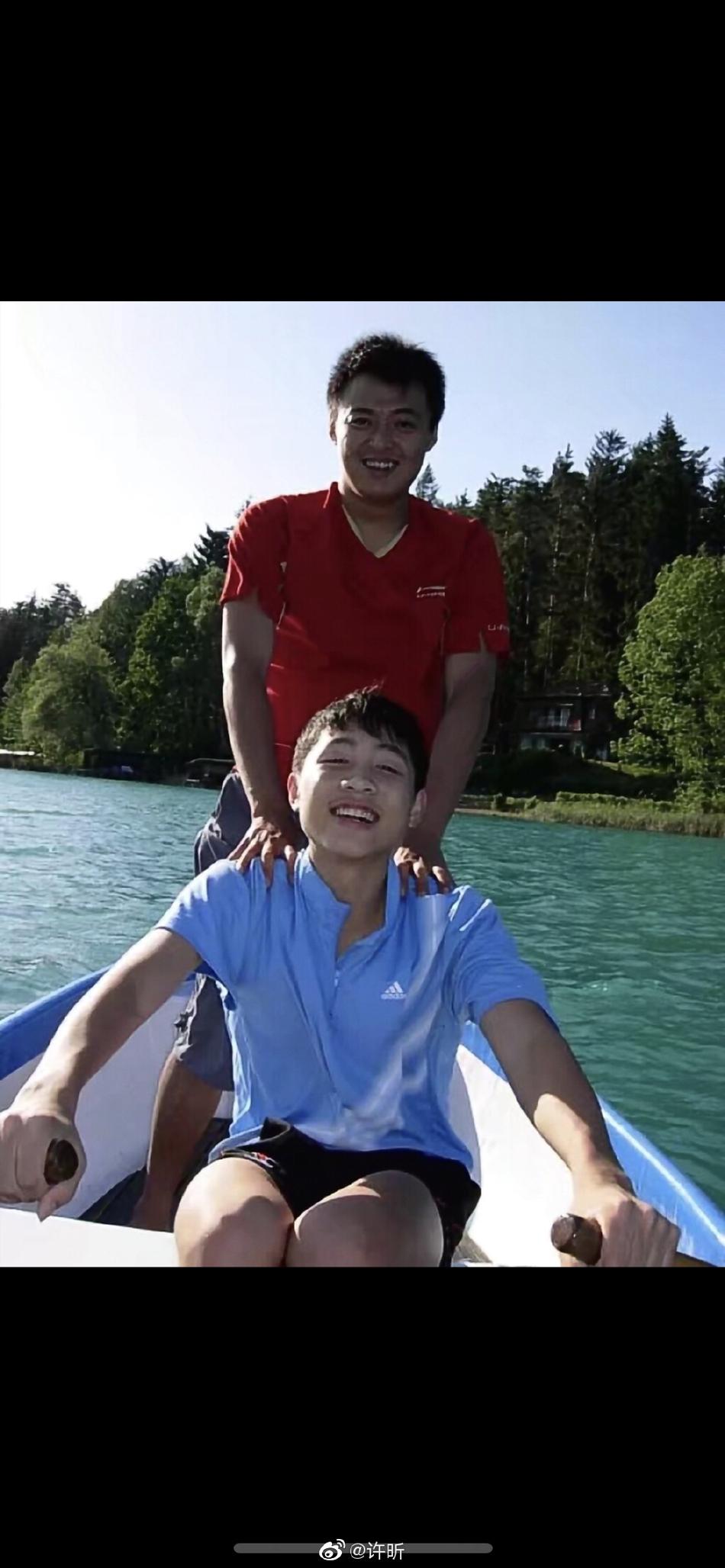 国乒赴布达佩斯丁宁晒自拍