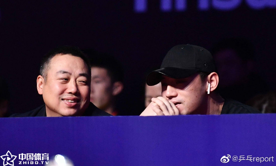 刘国梁张继科一起看比赛
