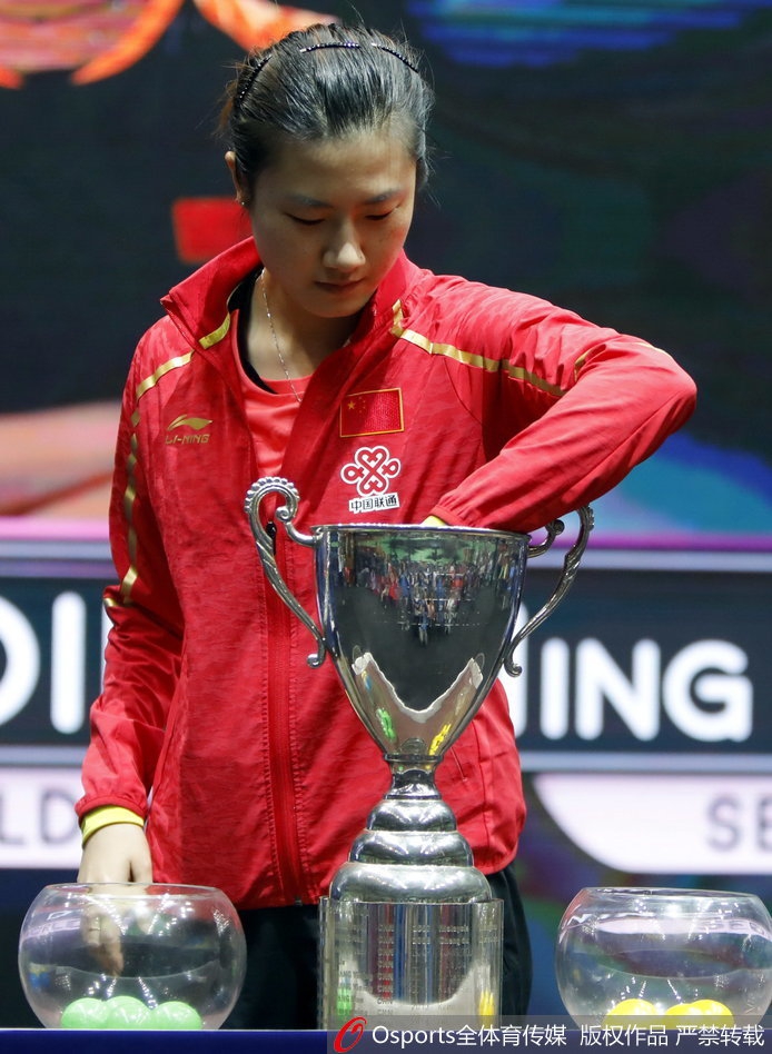 丁宁朱雨玲现身世界杯抽签仪式