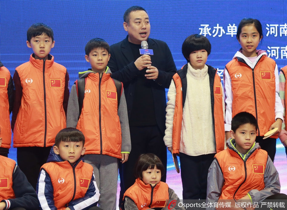 刘国梁出席乒乓球大众公开赛开幕式