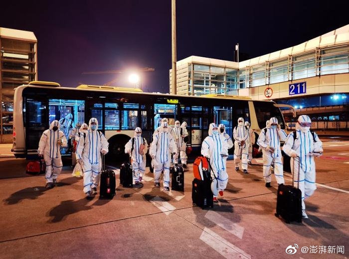 中国体操队身着防护服回国