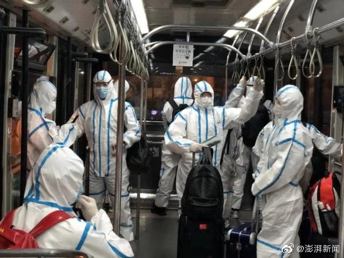 中国体操队身着防护服回国