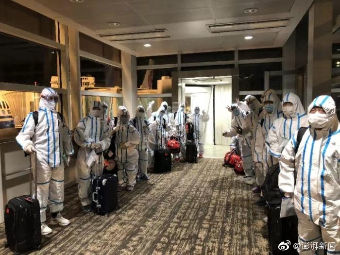 中国体操队身着防护服回国