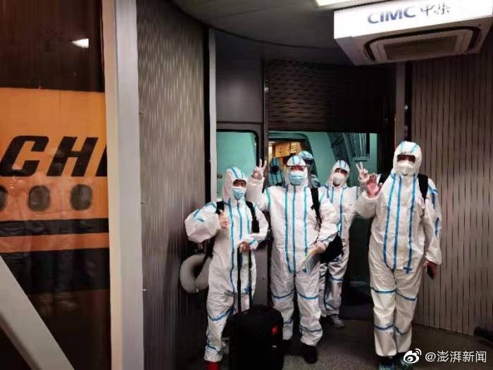 中国体操队身着防护服回国