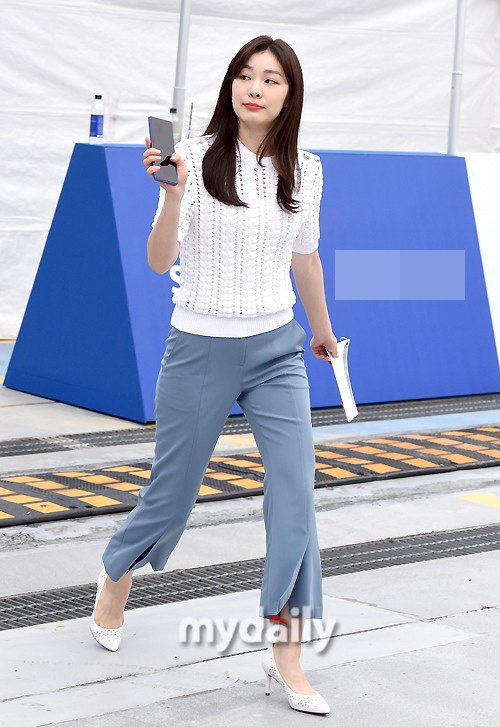 金妍儿白衣蓝裤造型出席活动