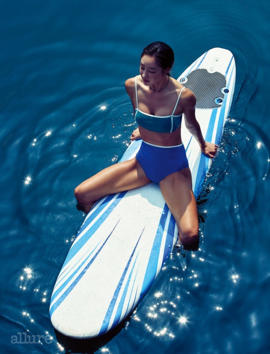 韩女星水上大片 穿泳衣露肌肉线条