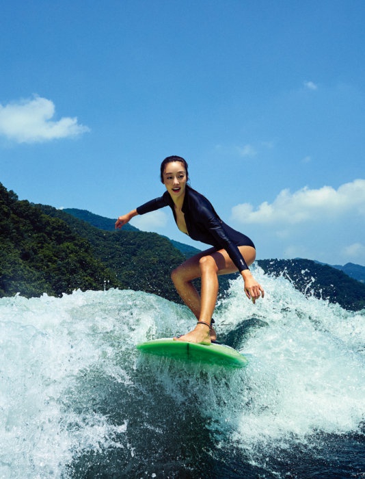 韩女星水上大片 穿泳衣露肌肉线条