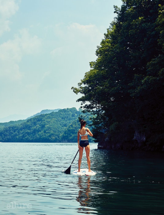 韩女星水上大片 穿泳衣露肌肉线条
