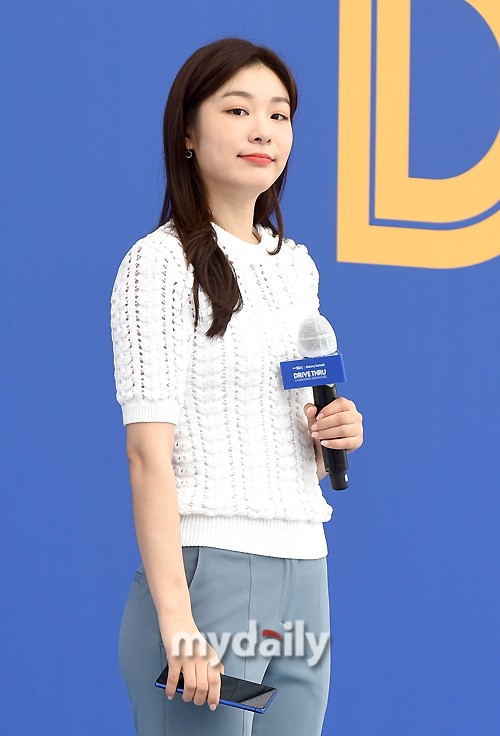 金妍儿白衣蓝裤造型出席活动