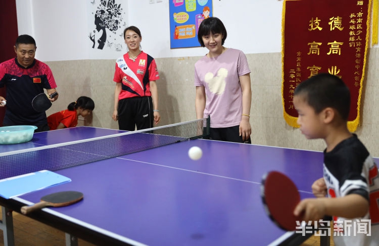 陈梦回家乡与小球员切磋乒乓球