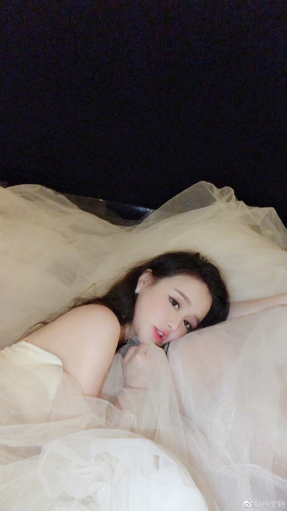 冉莹颖怀三胎度假再披婚纱