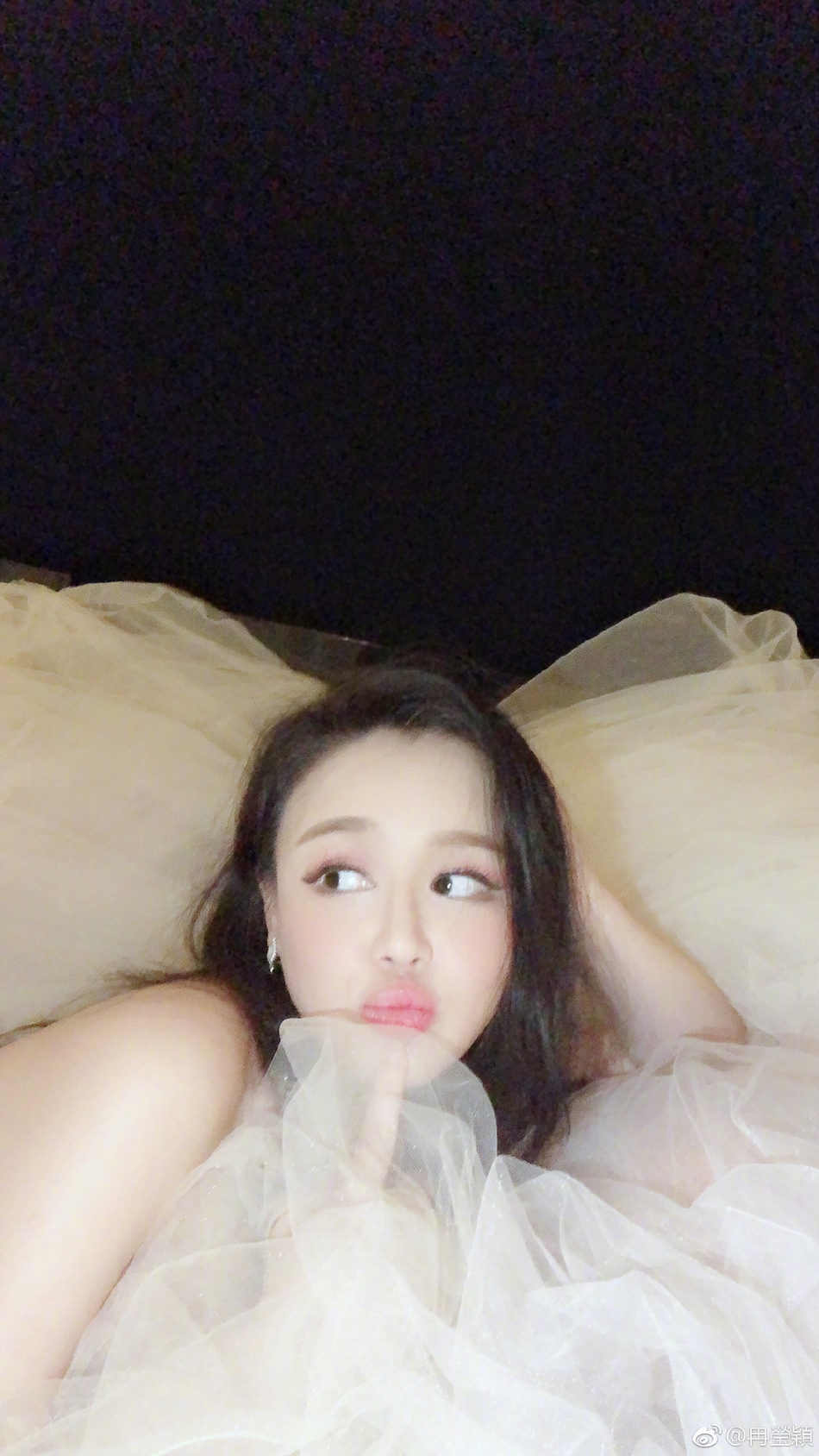 冉莹颖怀三胎度假再披婚纱