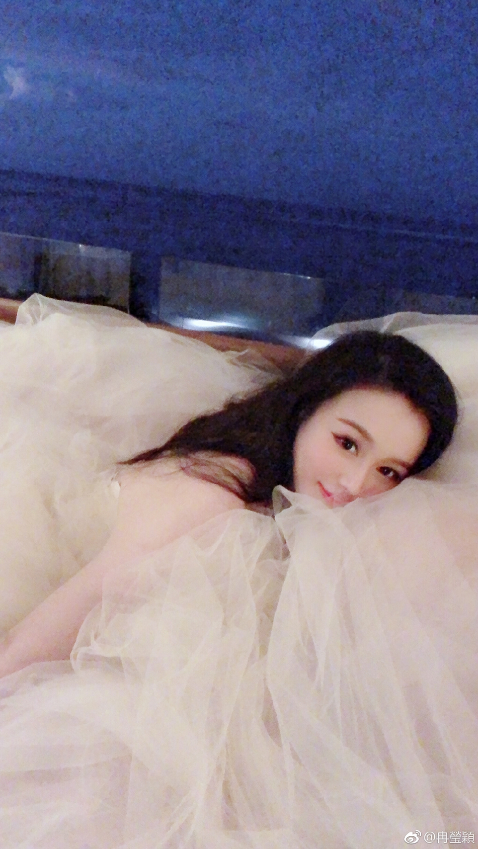 冉莹颖怀三胎度假再披婚纱