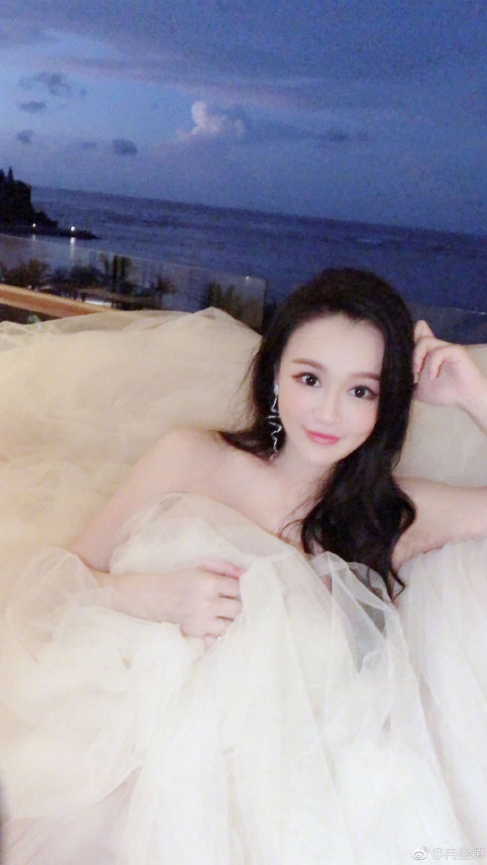 冉莹颖怀三胎度假再披婚纱