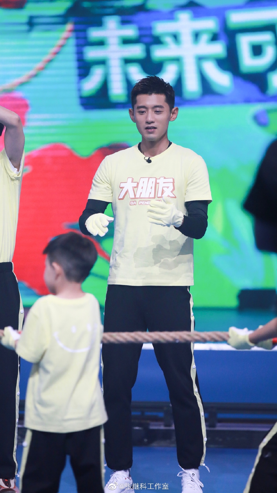 张继科在线直播另类写真 戴头巾带货互动满分