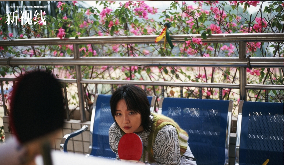 周笔畅拍摄乒乓球写真