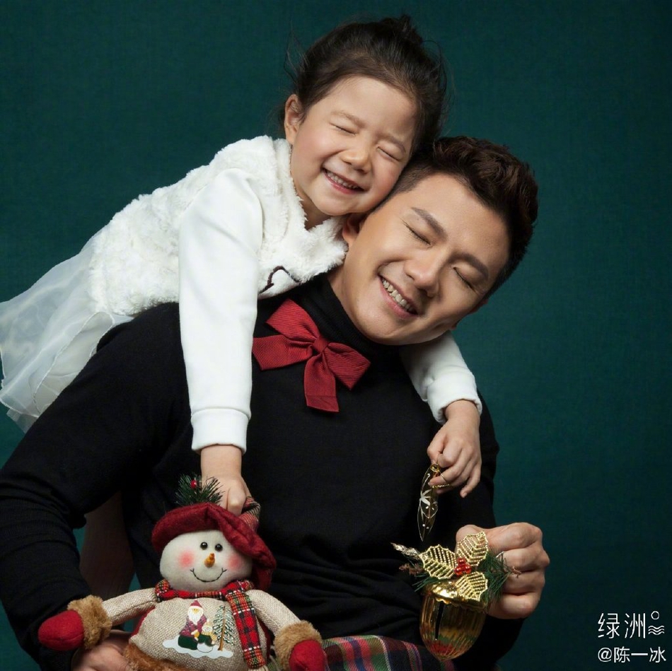 温馨！陈一冰彩虹教堂与女儿合照