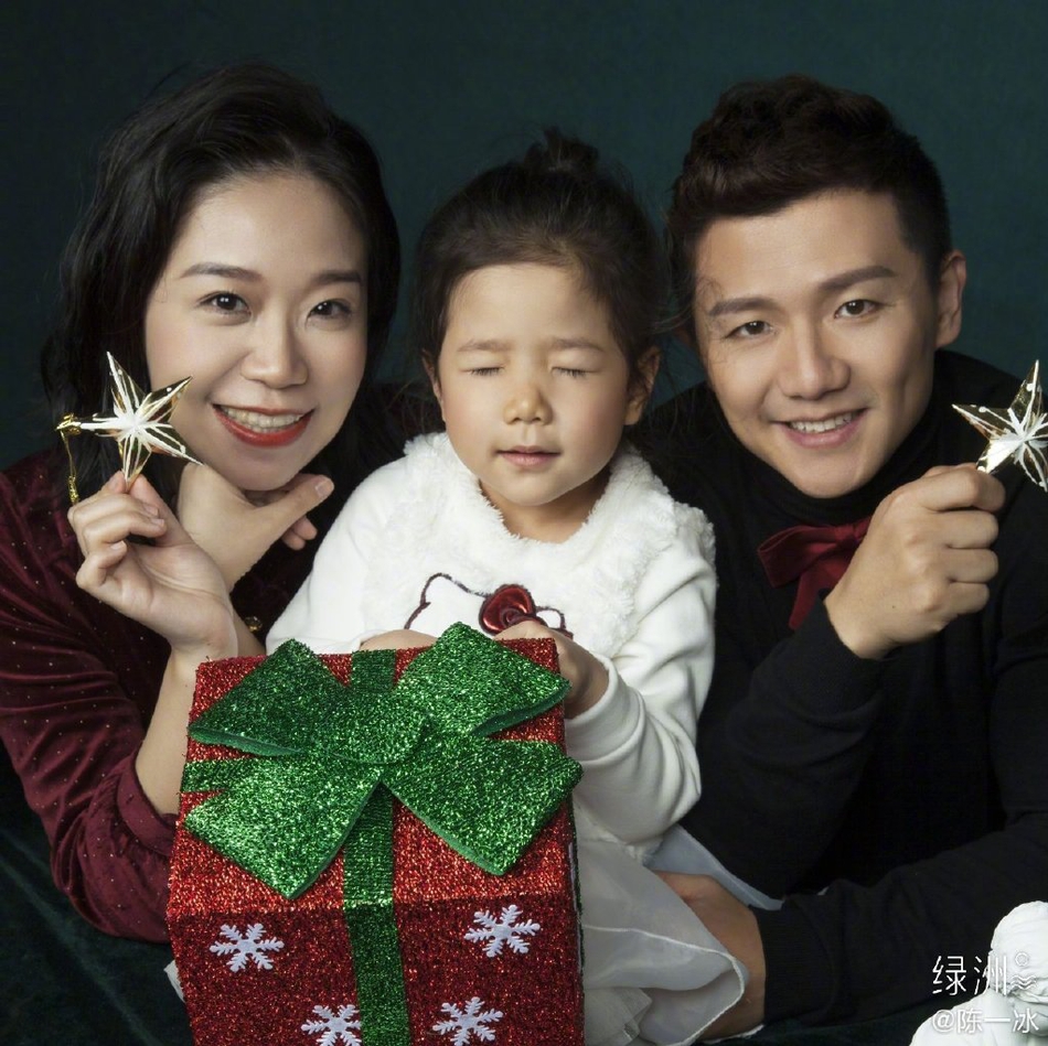 温馨！陈一冰彩虹教堂与女儿合照