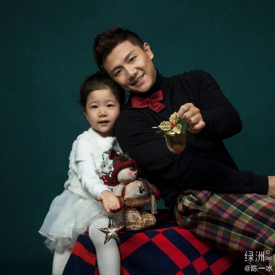 温馨！陈一冰彩虹教堂与女儿合照