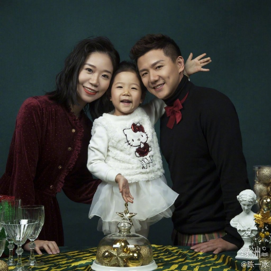 温馨！陈一冰彩虹教堂与女儿合照