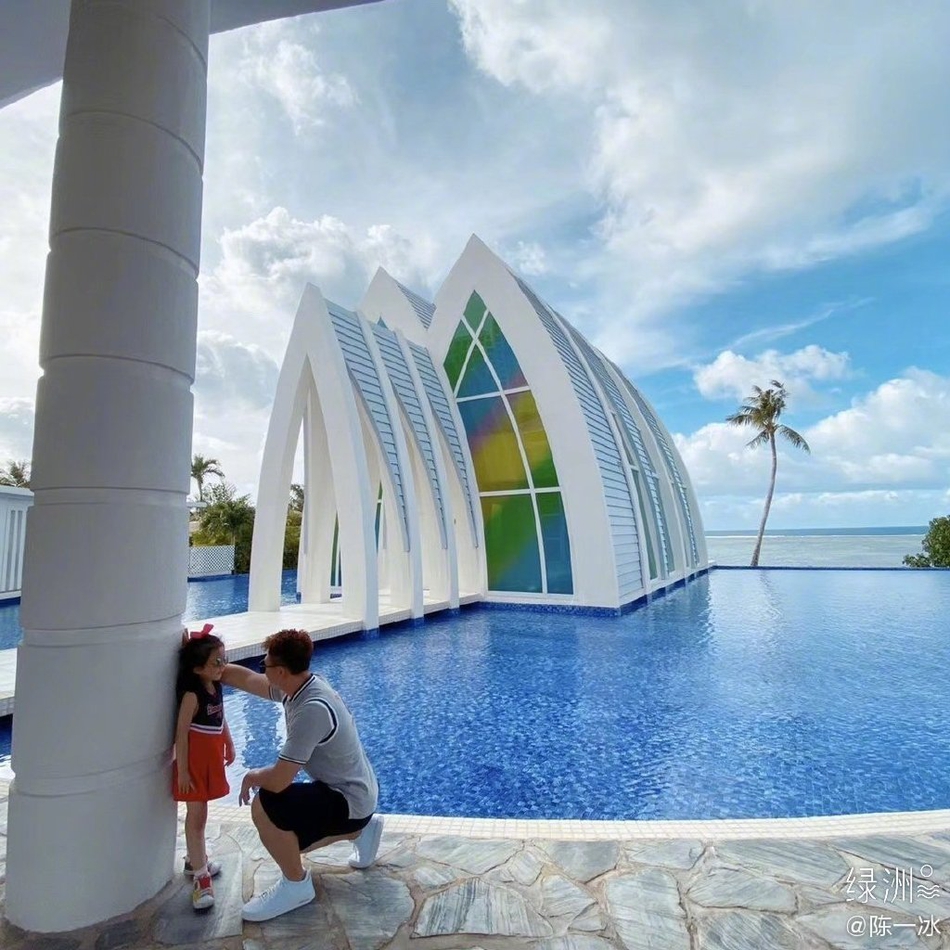 温馨！陈一冰彩虹教堂与女儿合照