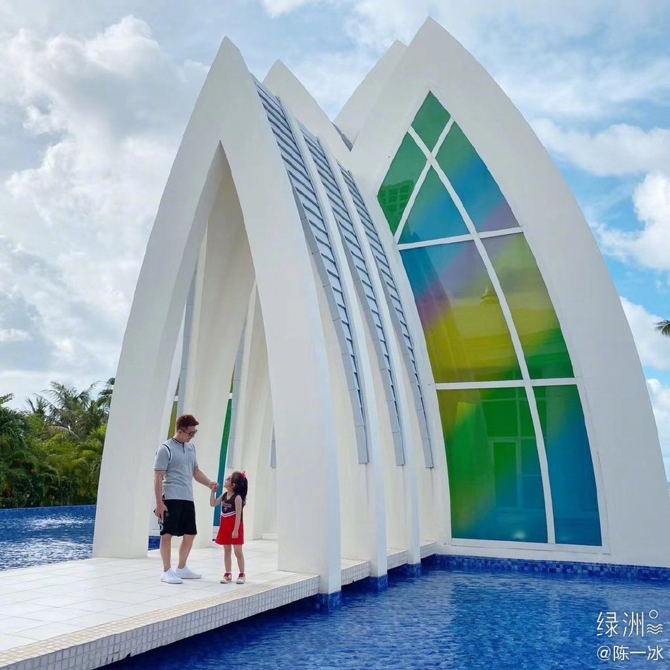 温馨！陈一冰彩虹教堂与女儿合照