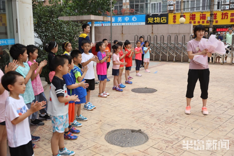 陈梦回家乡与小球员切磋乒乓球