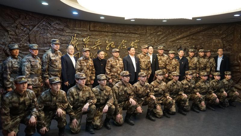 国乒军训参观铁道兵纪念馆