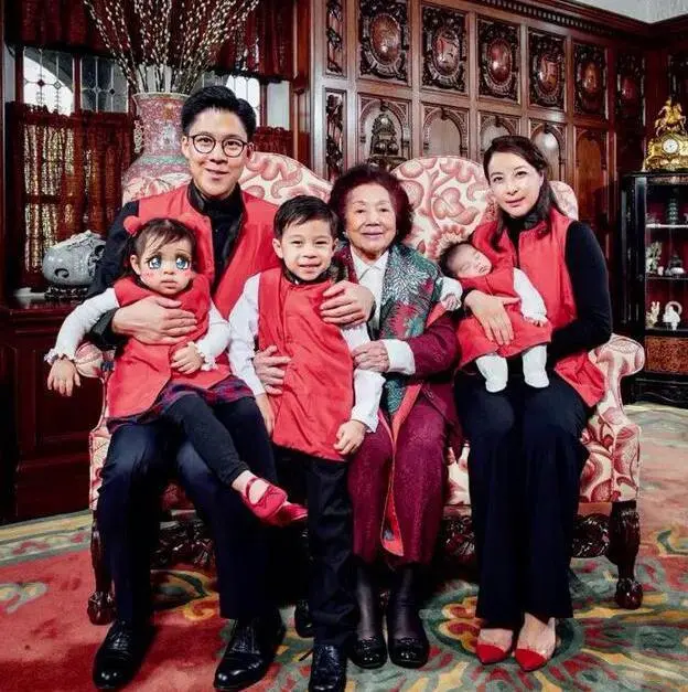 霍启刚郭晶晶三岁女儿近照曝光