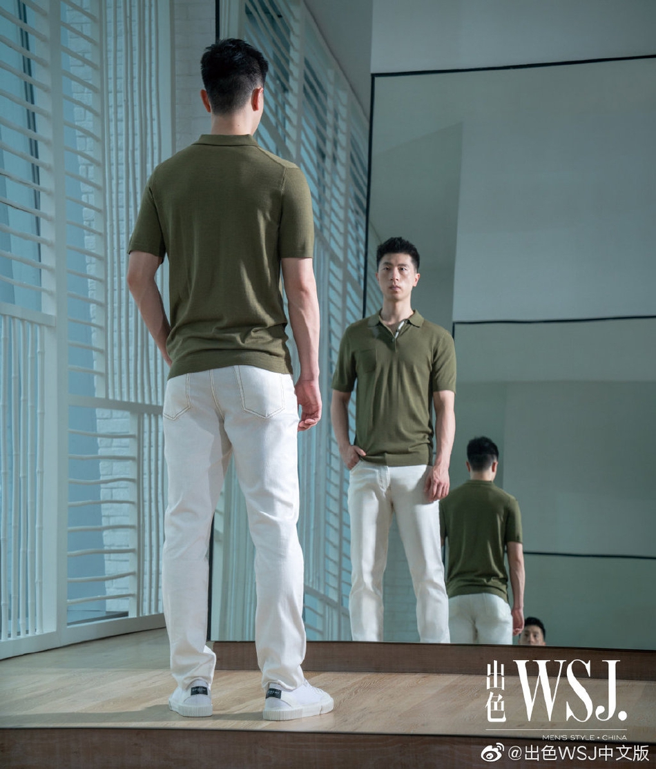 马龙身着黑色西装出席活动帅气十足