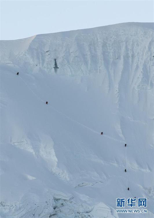 珠峰测量登山队修路运输队员突破北坳天险