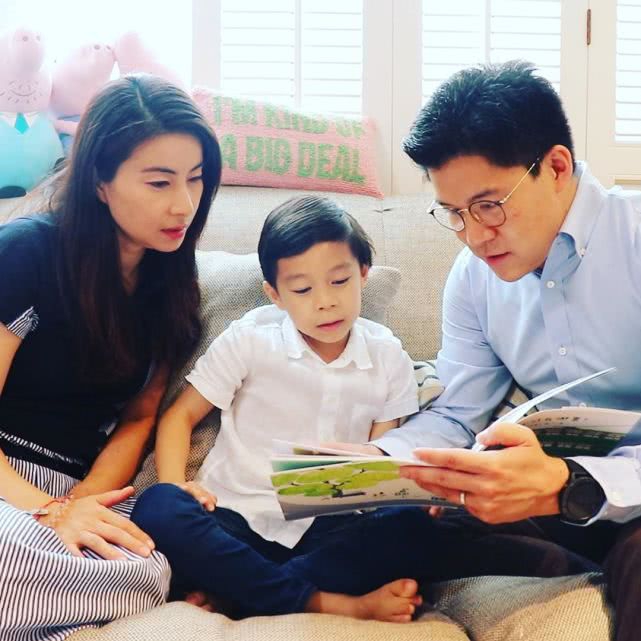 霍启刚劳动节陪儿子做手工